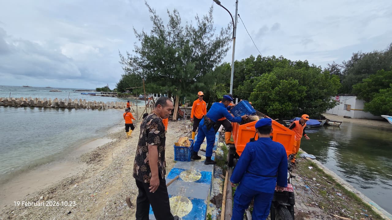Ditpolairud Polda Metro Jaya Bersihkan 200 Kg Sampah di Pulau Lancang