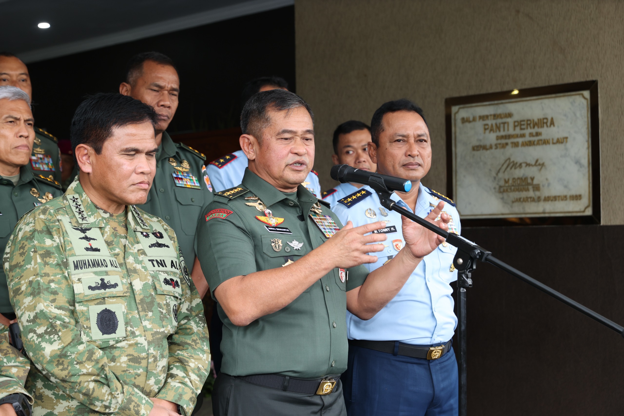Wujud Empati, Kasad Serahkan Rumah dan Santunan bagi Ahli Waris Prajurit Marinir