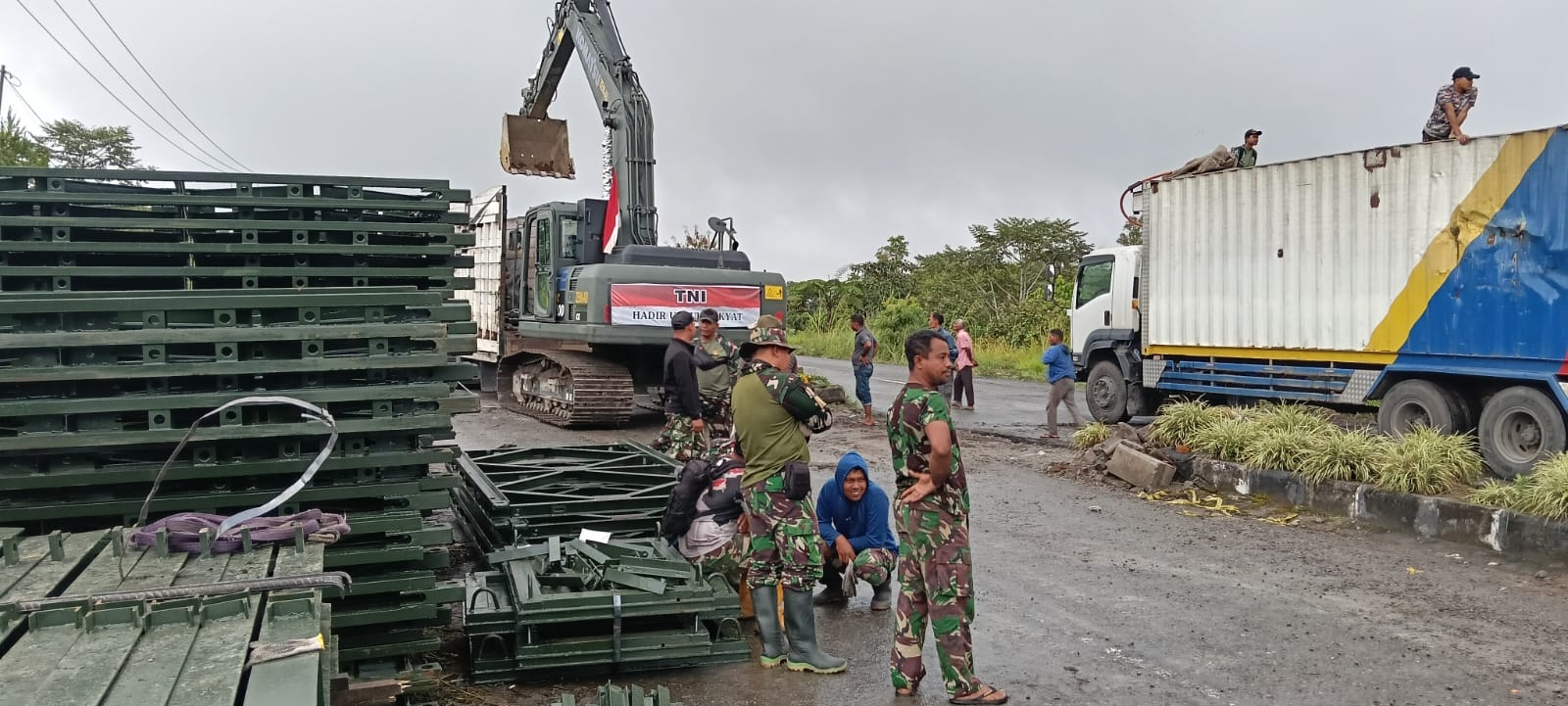 Di Hari _Meugang_, TNI Kebut Pembangunan Jembatan Bailey Karang Rejo