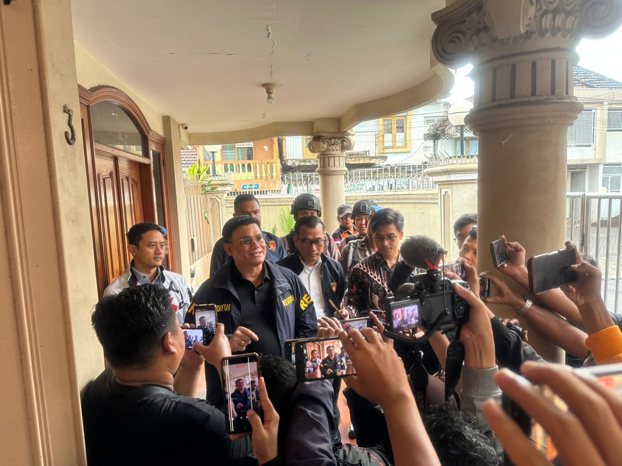 PENANGANAN PERKARA/PENYIDIKAN OLEH TIM PENYIDIK DITTIPIDEKSUS BARESKRIM POLRI TERHADAP DUGAAN TINDAK PIDANA PENCUCIAN UANG (TPPU) DENGAN TINDAK PIDANA ASAL (TPA) TINDAK PIDANA SECARA BERSAMA-SAMA MENAMPUNG, MEMANFAATKAN, MELAKUKAN PENGOLAHAN DAN ATAU PEMURNIAN, PENGANGKUTAN DAN PENJUALAN EMAS YANG BERASAL DARI PERTAMBANGAN TANPA IZIN (PETI)