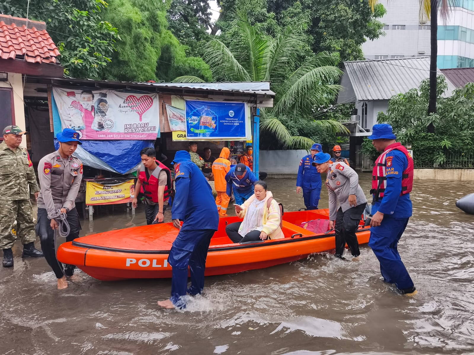 Banjir Rendam Pondok Karya Jaksel, Polisi-TNI Prioritaskan Evakuasi Kelompok Rentan