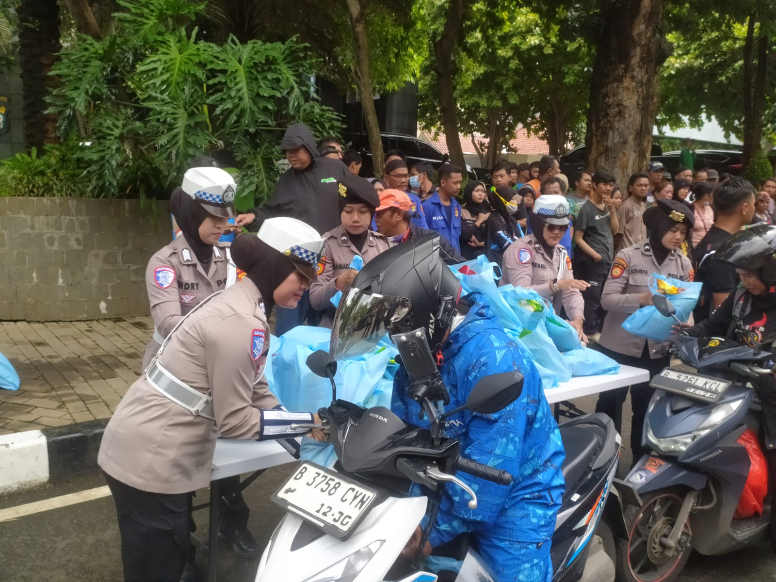 Jumat Peduli Polda Metro Jaya, Ojol dan PHL Terima 500 Paket Sembako