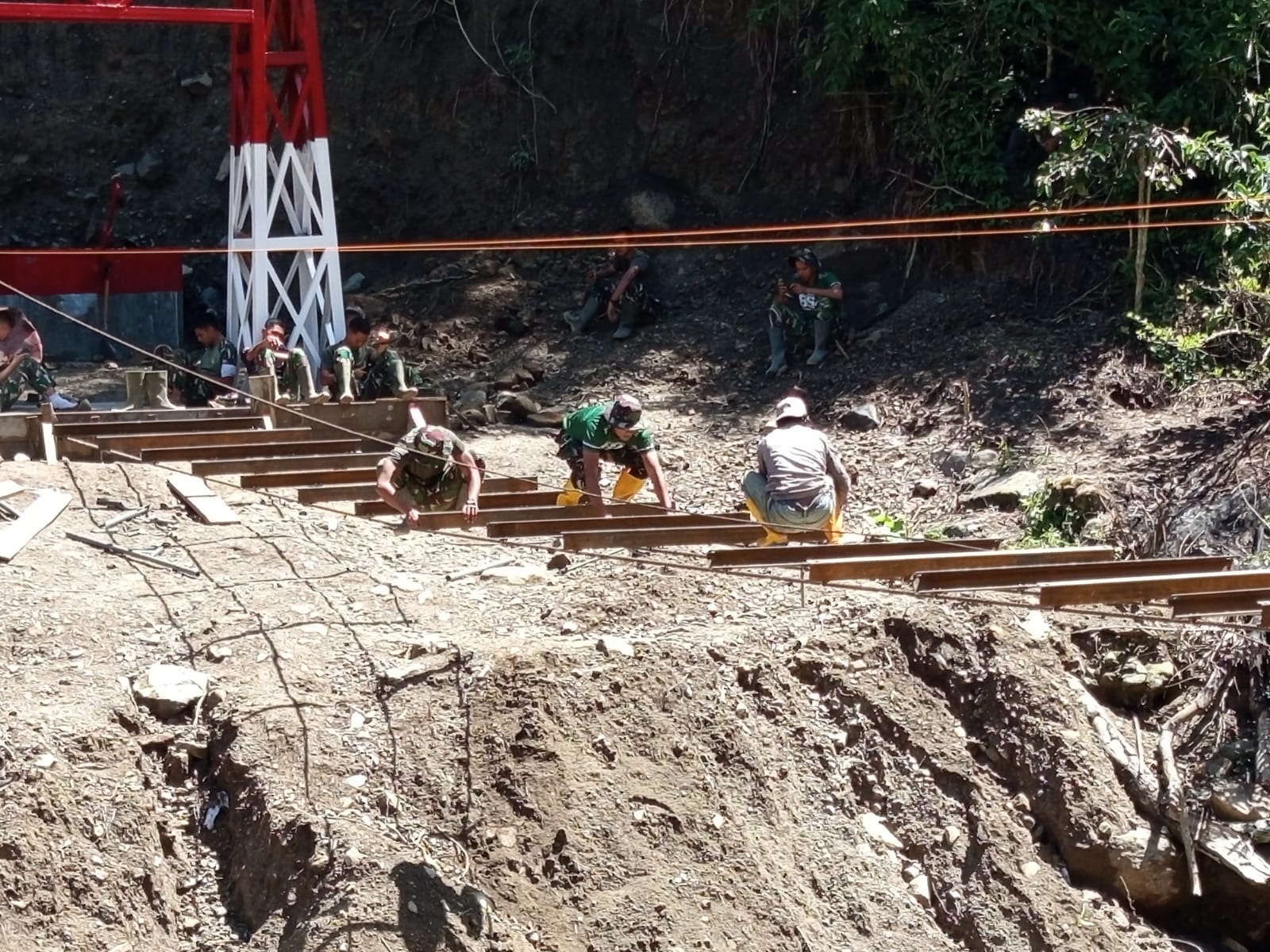 Tembus 51 Persen, TNI Kebut Pembangunan Jembatan Gantung Burni Bius di Medan Sulit