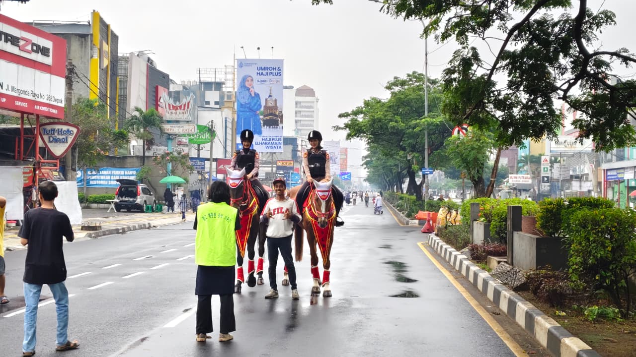 Hadirkan Rasa Aman, Pasukan Berkuda Korps Sabhara Baharkam Polri Sapa Warga di CFD Margonda Depok