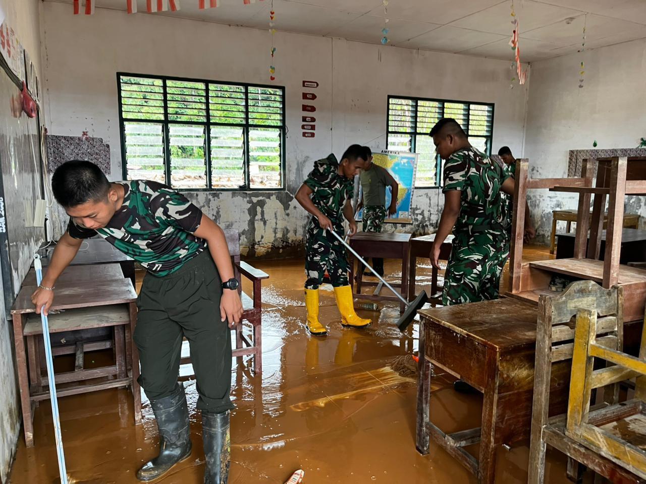 Banjir Susulan Kembali Rendam Sekolah, Satgas Gulbencal Bersihkan Ulang SDN 158506 Tukka