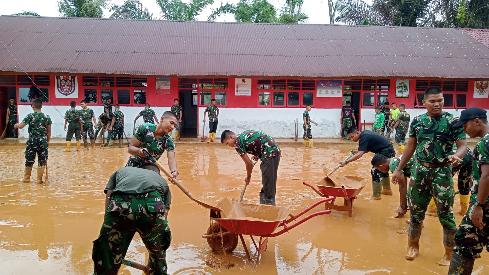 Banjir Susulan Surut, Satgas Gulbencal Bersihkan Ulang SDN 152983 Hutanabolon I