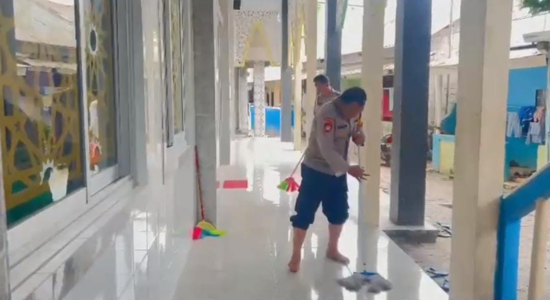 Program Bang Jasri Digelar Serentak, Personel Polres Kepulauan Seribu Kompak Bersih-Bersih Masjid