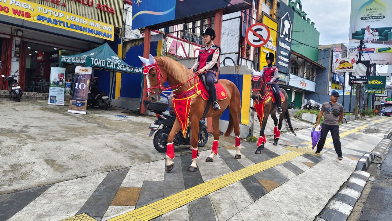 Hadirkan Keamanan yang Humanis, Personel Den Turangga Polri Gelar Patroli Berkuda di Jantung Kota Depok