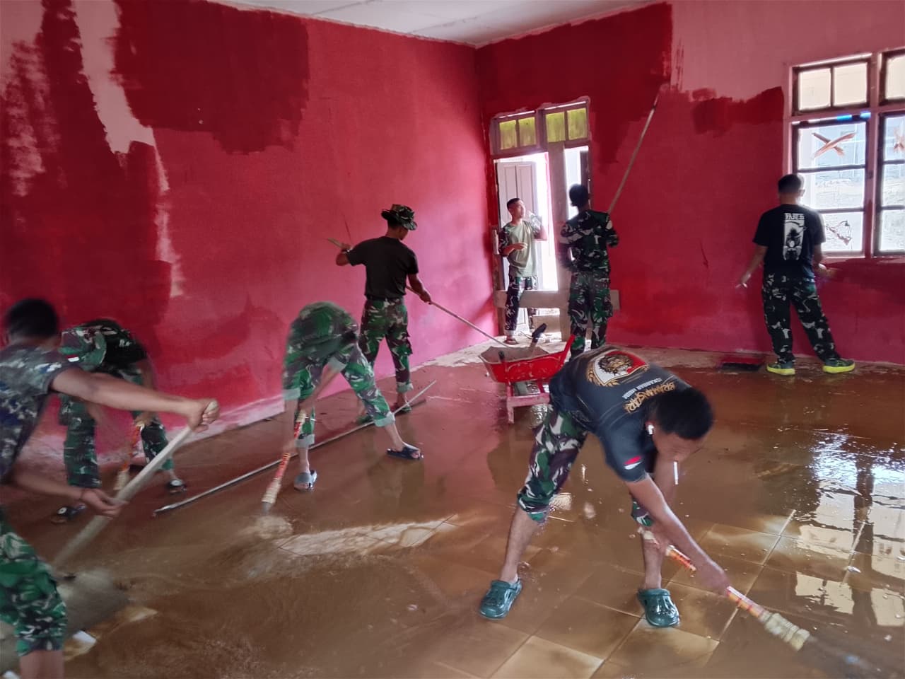 Enam Ruangan Gedung Sekolah SMPN 26 Takengon Proses Rehab Oleh Satgas Gulben Kodam IM