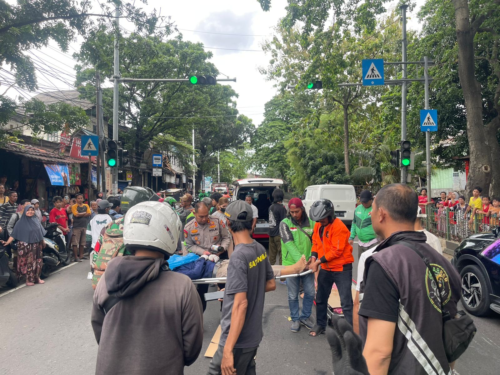 Aksi Cepat Tanggap, Perwira Menengah Korsabhara Baharkam Polri Evakuasi Korban Laka Lantas di Lenteng Agung