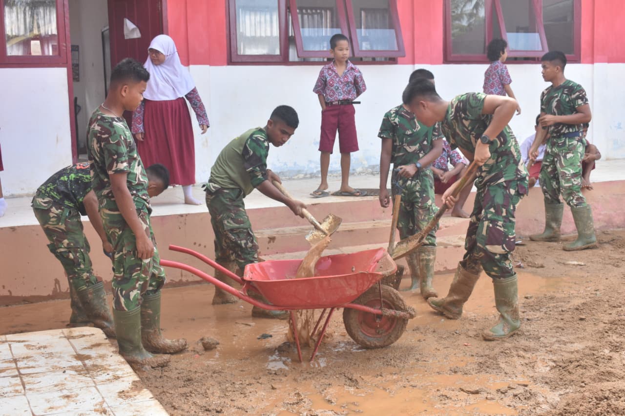 Satgas Gulbencal Bersihkan Lumpur Banjir Susulan, Sekolah di Tukka Kembali Berfungsi