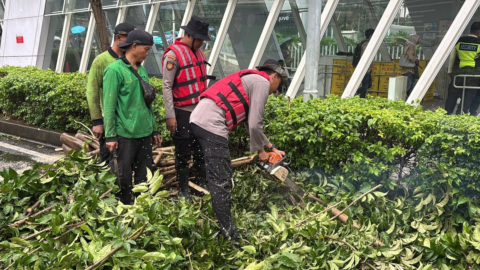 Gerak Cepat Ditsamapta Polda Metro Jaya Subdit Gasum Tangani Pohon Tumbang di Halte MRT Setiabudi Astra