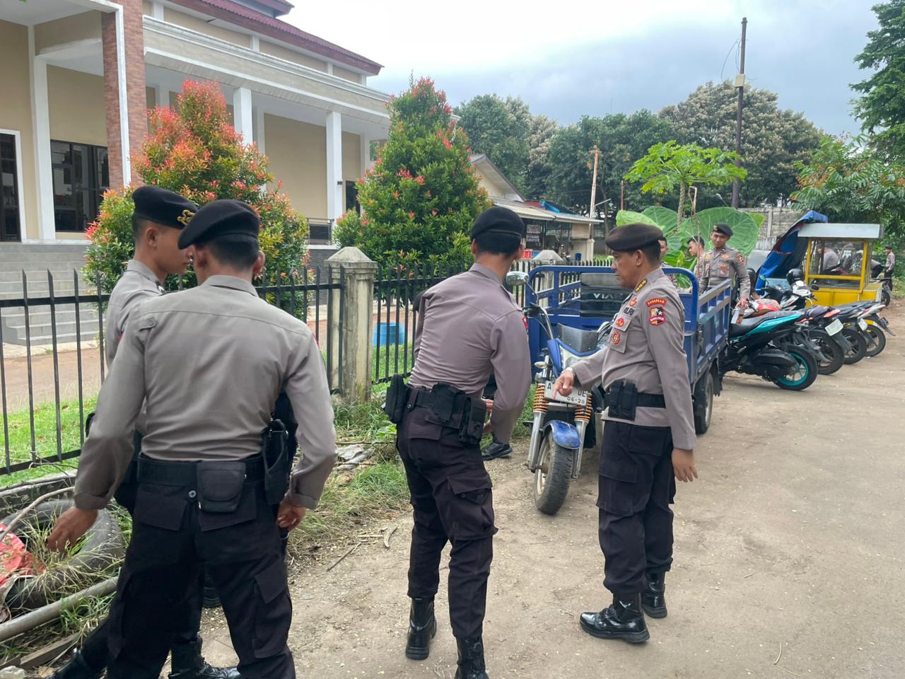 Jaga Kenyamanan Markas, Personel Korsabhara Baharkam Polri Gelar Aksi Bersih Lingkungan