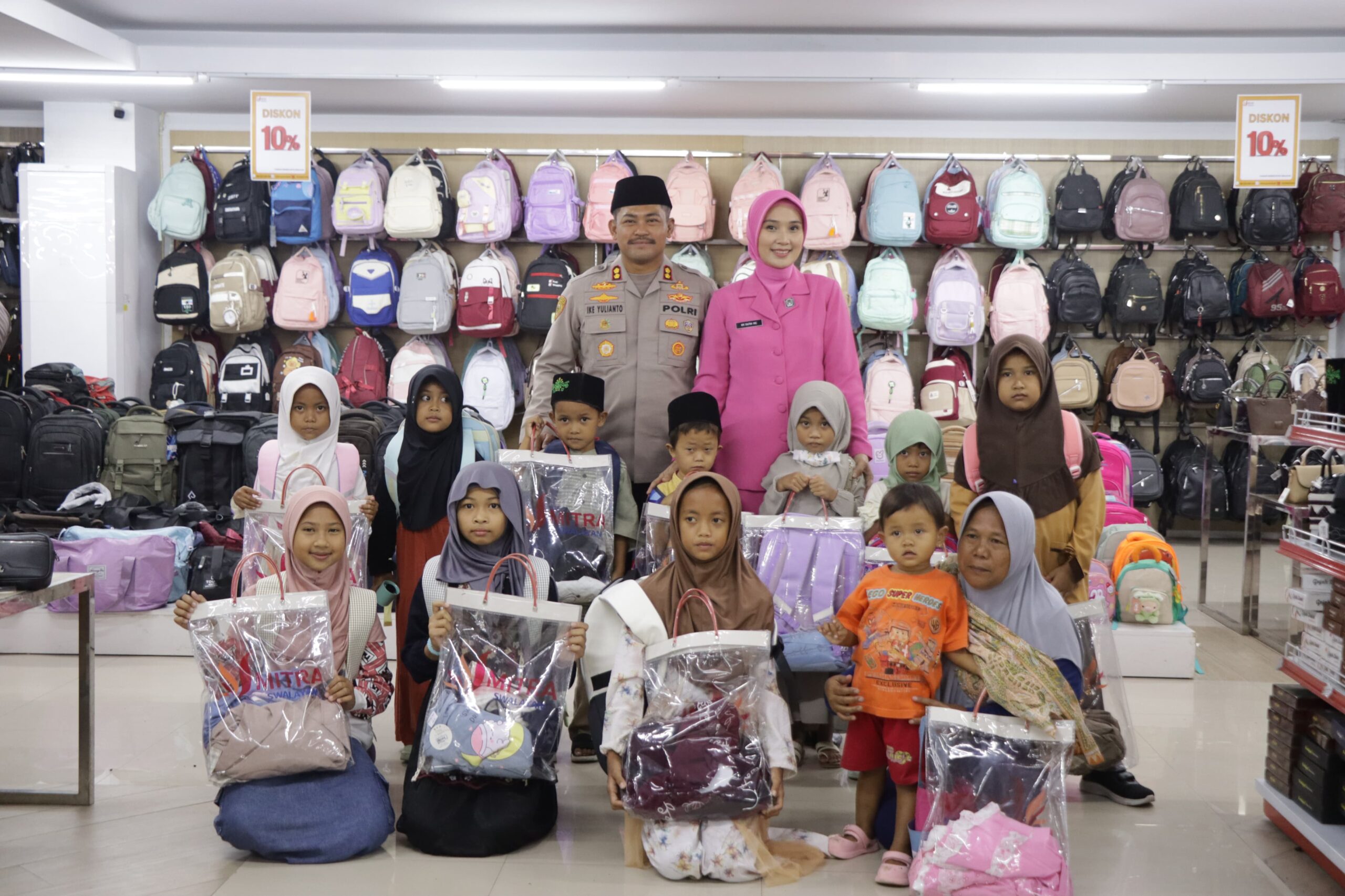 Kapolres Grobogan Ajak Anak Yatim Piatu dan Lansia Belanja Lebaran