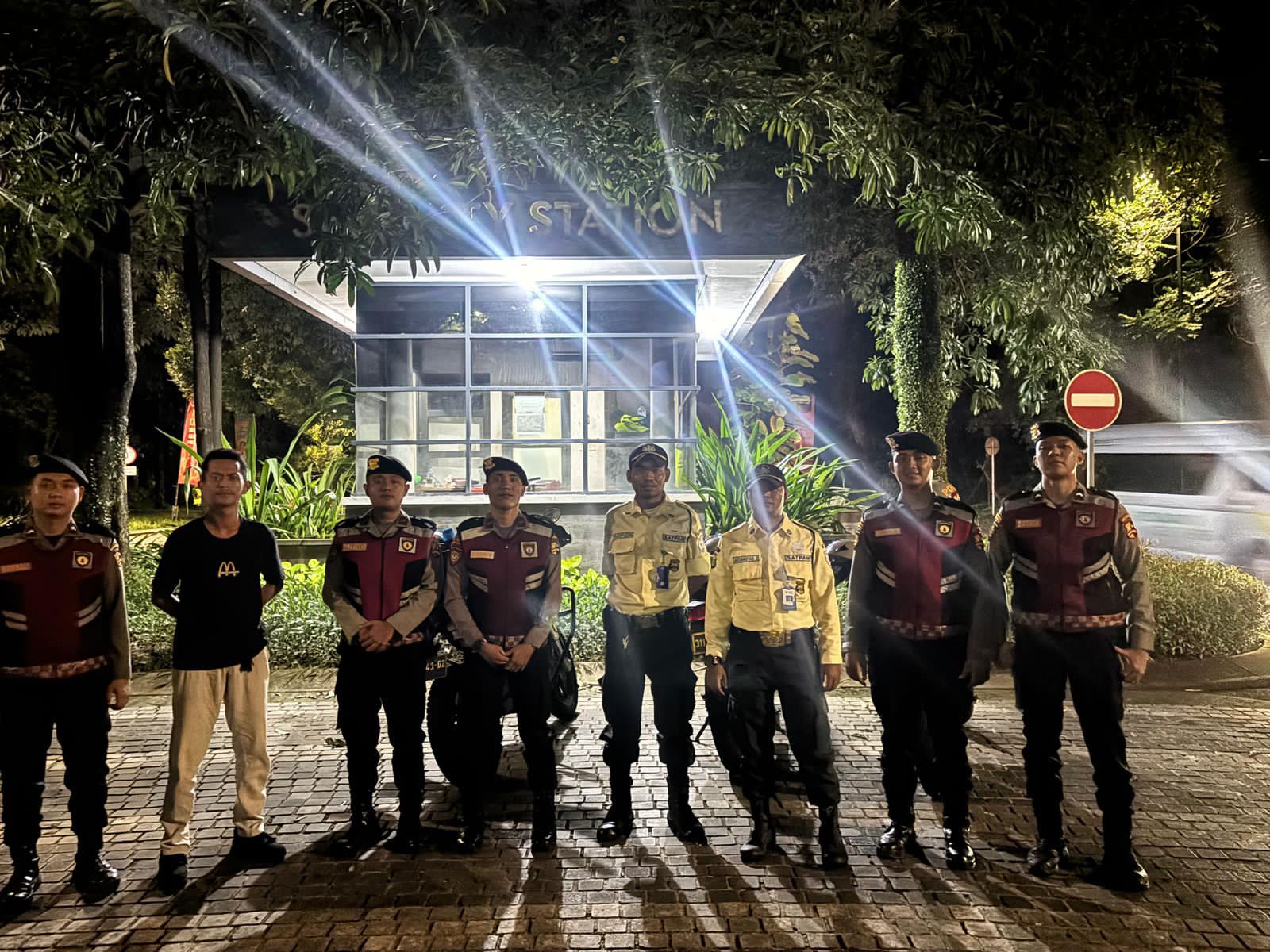 Siap Terlihat dan Bermanfaat, Detasemen Perintis Baharkam Polri Sambangi Warga Lewat Patroli KR2 dan Jalan Kaki