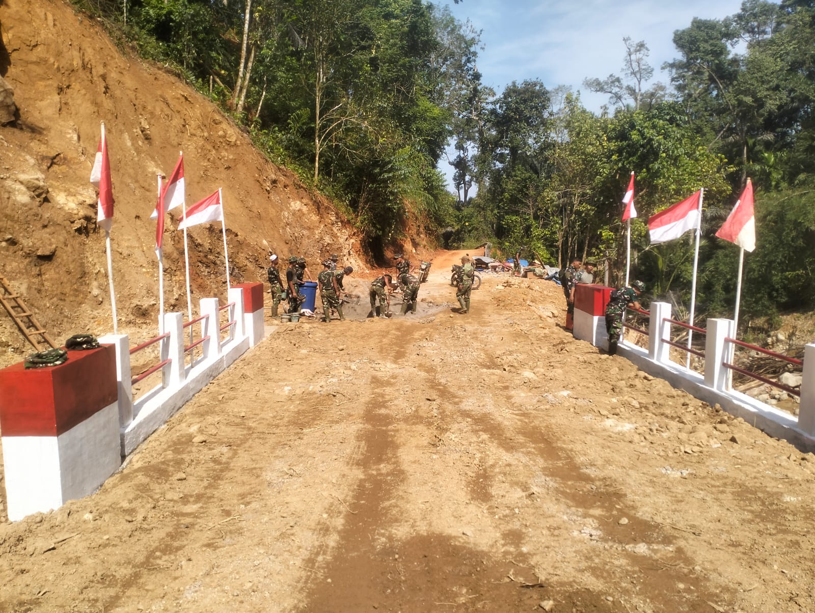 Jembatan Armco Titik ke-5 Kodam I/BB Tuntas, Akses Warga Tukka Kembali Lancar