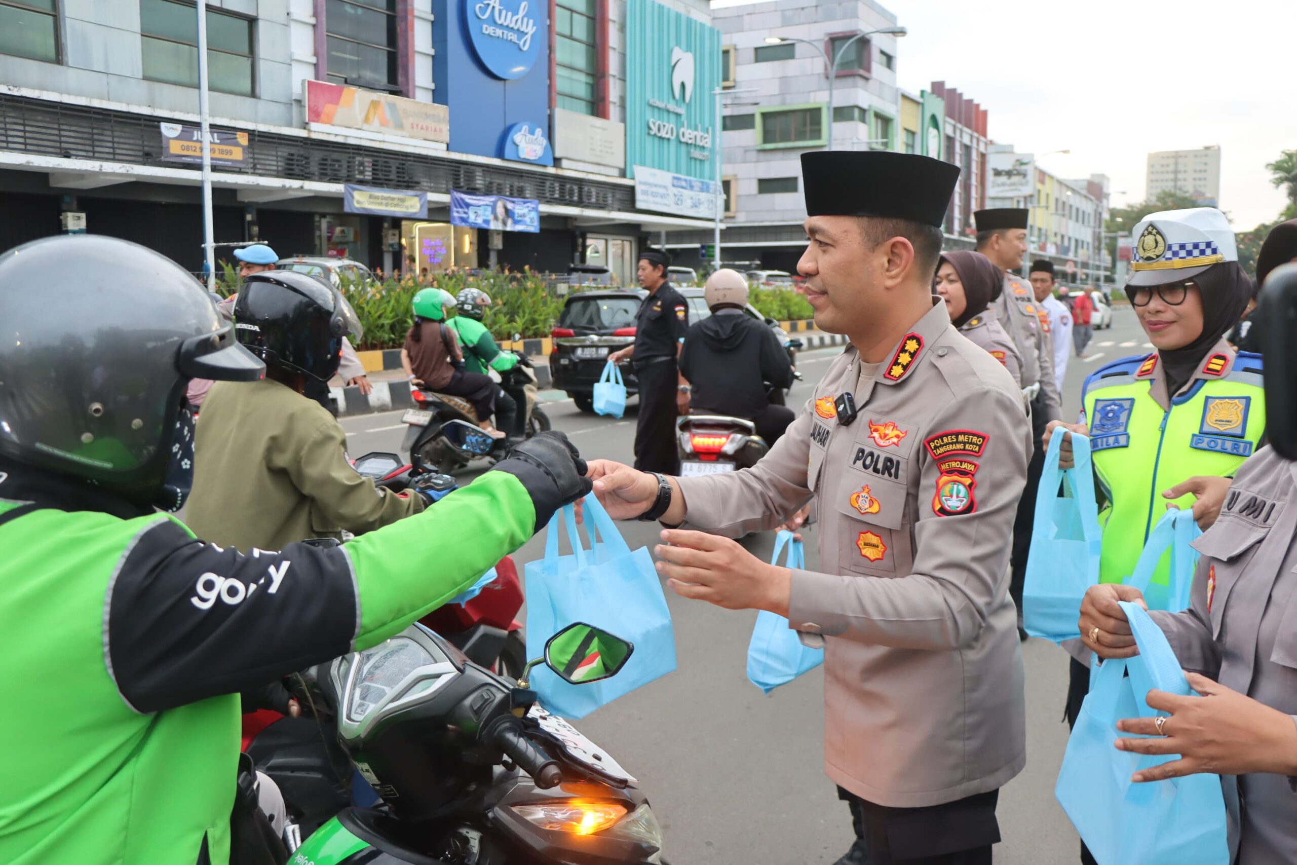 Ramadan Penuh Berkah, Kapolrestro Tangerang Kota Turun Langsung Bagikan Takjil Untuk Pejuang Jalanan