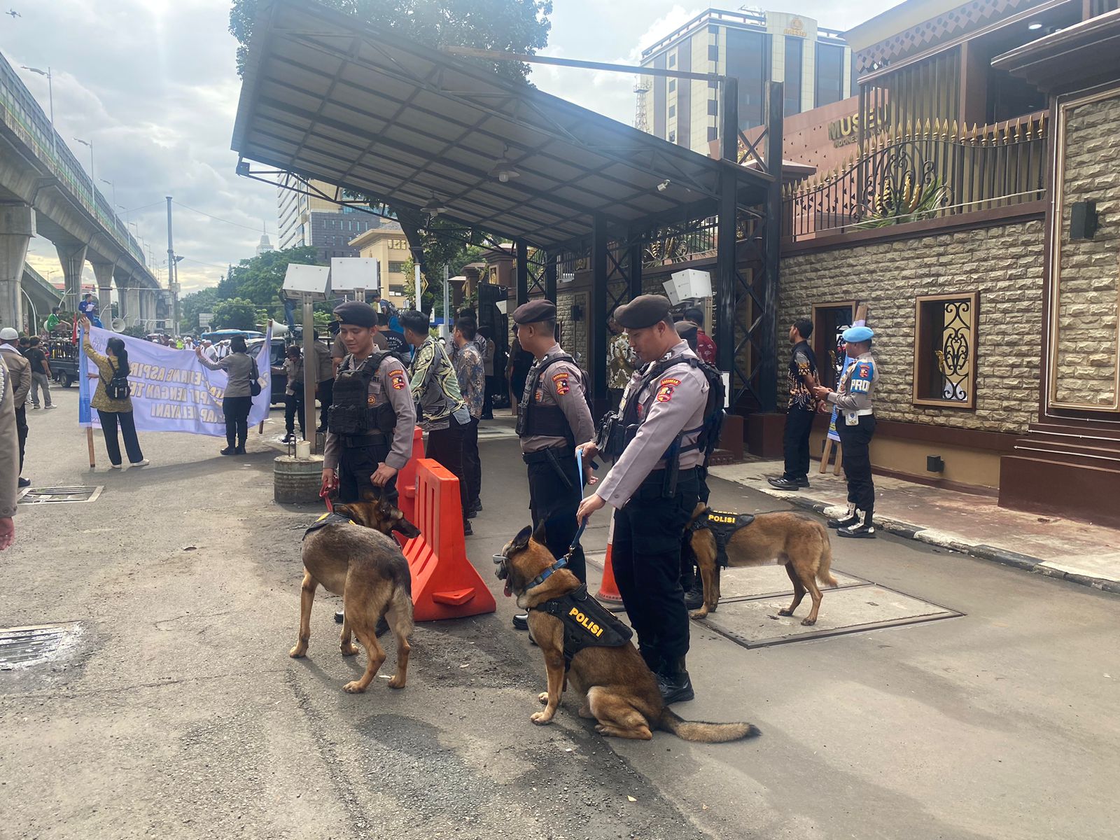 Sisi Humanis di Balik Pengamanan: Pasukan K-9 Ditpolsatwa Kawal Aksi BEM UI dengan Pendekatan Persuasif