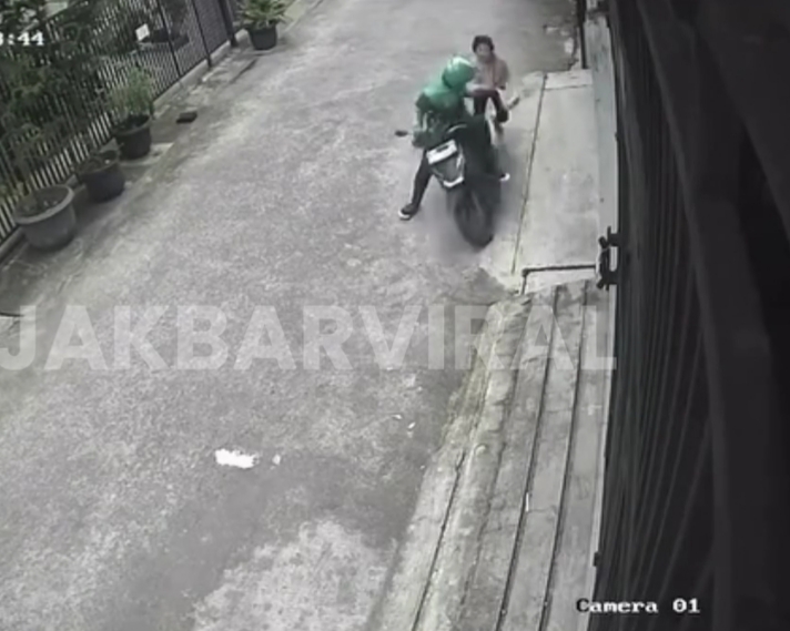 Gagal Jambret Tas Lansia hingga Terjatuh, Pria di Jelambar Diringkus Polisi