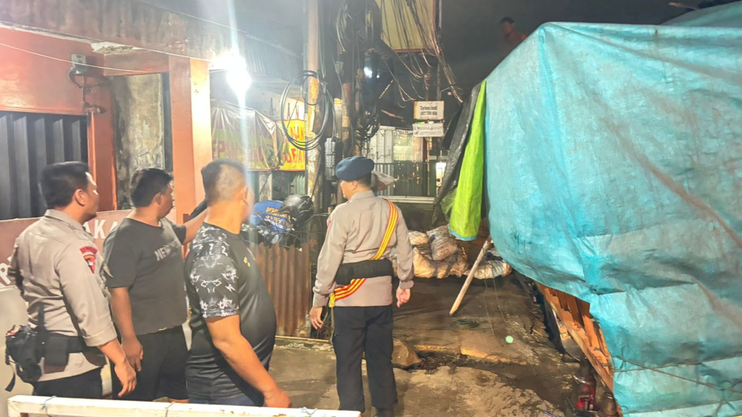 Truk Terperosok Depan Mako C Pelopor, Brimob Bantu evakuasi dan Urai Lalin