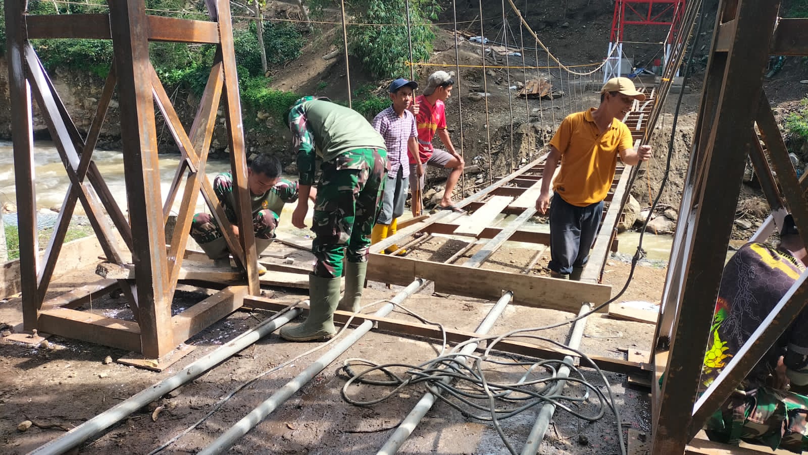 Jembatan Perintis Gantung Langit Tembus Separuh Target, Mobilitas Warga Segera Lancar