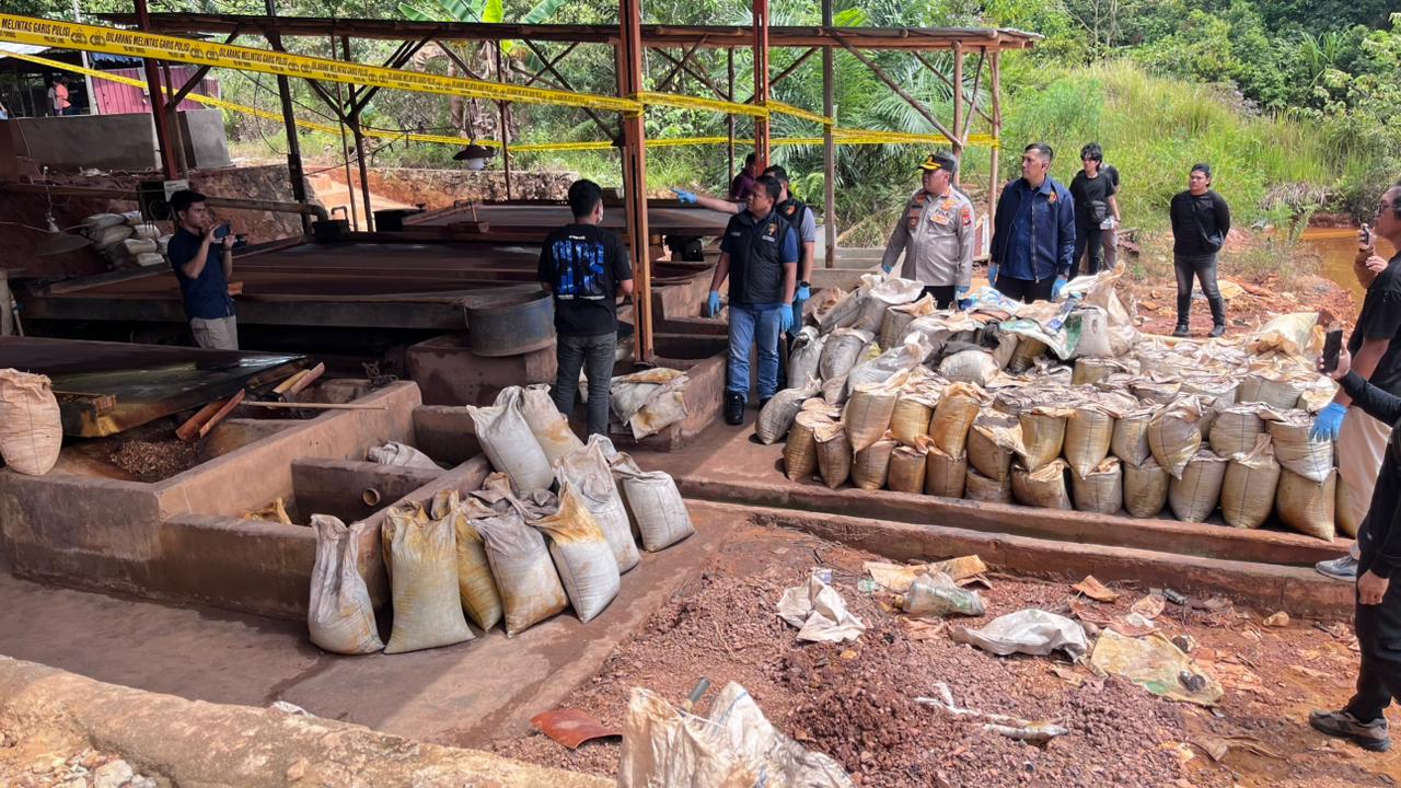 Polri Bongkar Penambangan Ilegal dan Penyelundupan Pasir Timah ke Malaysia, 7 Tersangka Diamankan