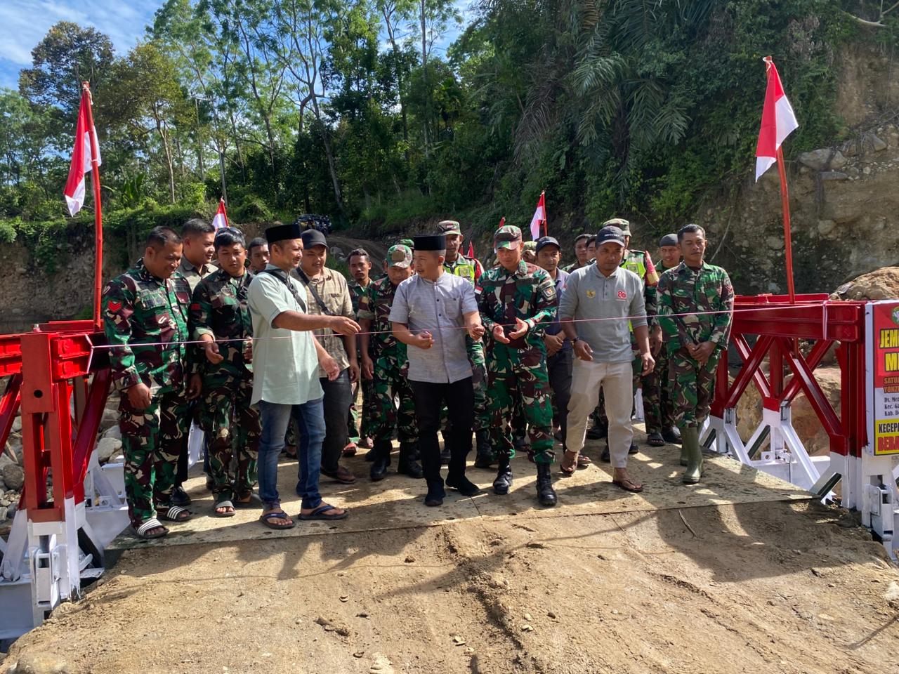 Jembatan Bailey Desa Meriah Jaya Selesai, TNI dan Warga Gelar Peusijuek sebagai Wujud Syukur