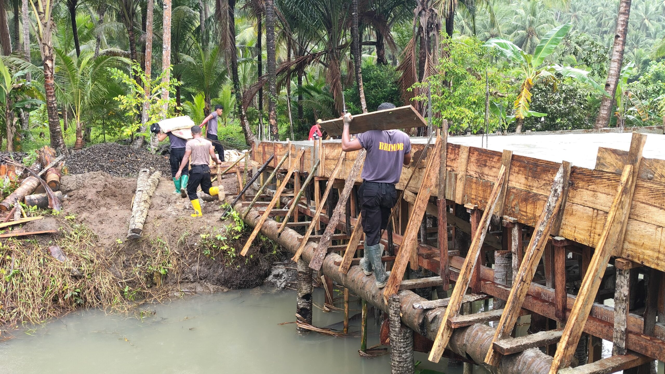 Dari Jembatan Kayu yang Hanyut, Polri Hadirkan Jembatan Merah Putih di Desa Salube