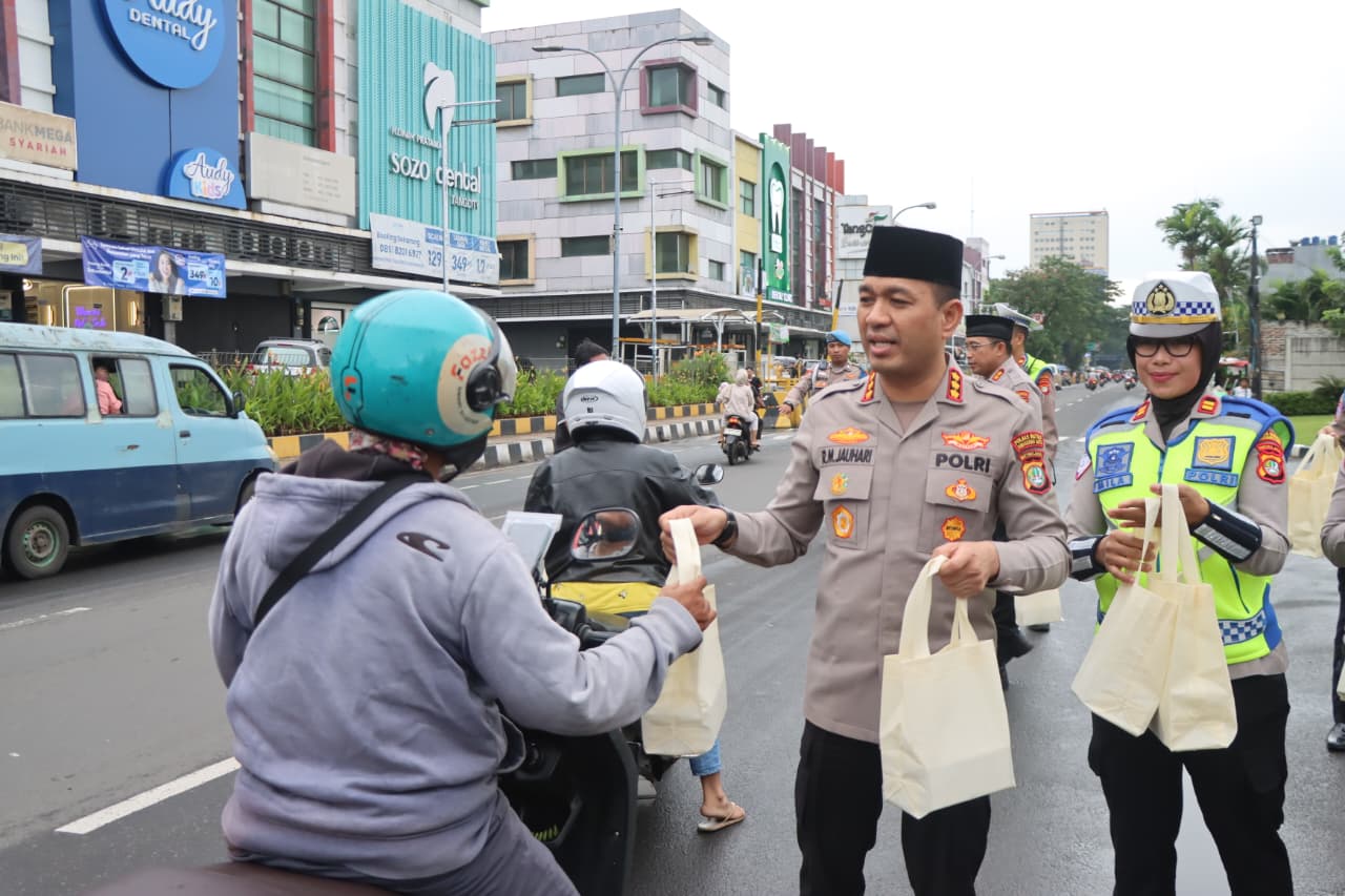 Ramadan Penuh Kehangatan, Kapolrestro Tangerang Kota Sapa Warga di Jalan dan bagi Takjil