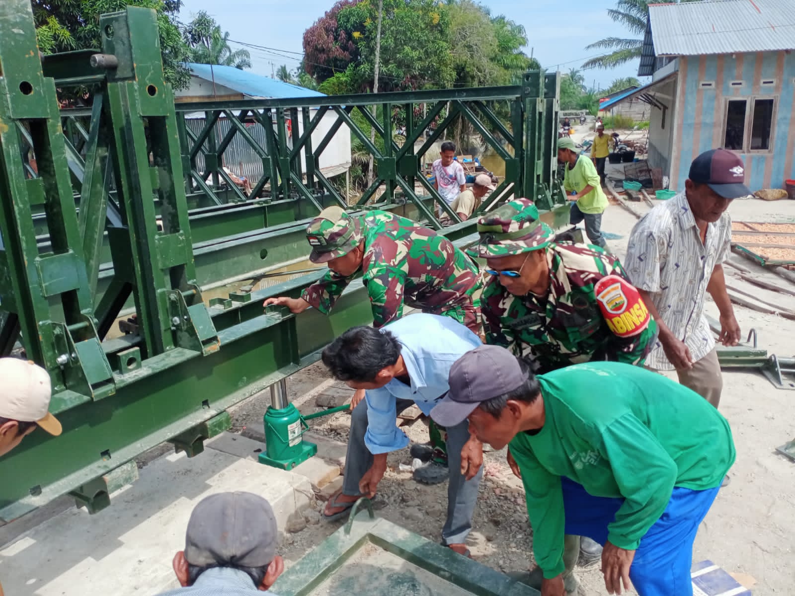 TNI AD Kebut Pembangunan Jembatan Bailey di Medang Deras, Progres Capai 88 Persen