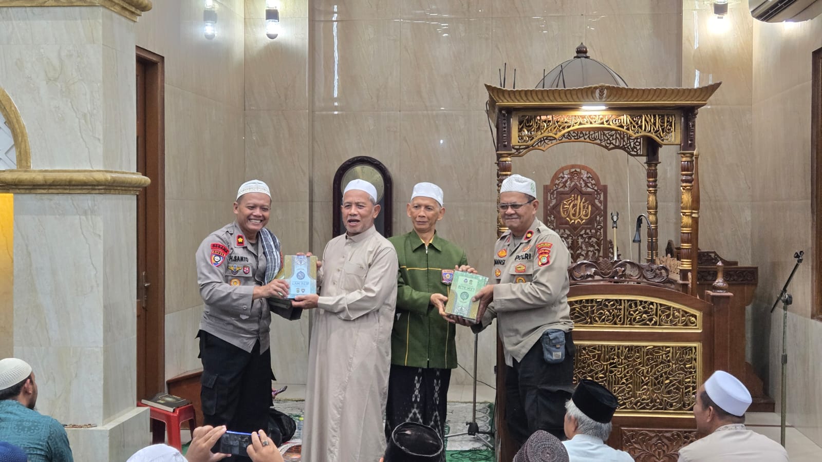 Tarawih Keliling di Cipete, Polda Metro Jaya Serahkan Al-Qur’an ke Masjid An-Nur