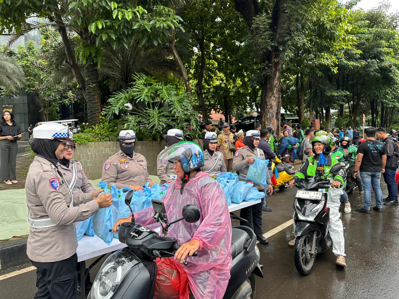 Jumat Peduli Polda Metro Jaya: 350 Paket Sembako Disalurkan ke Driver Ojol dan PHL