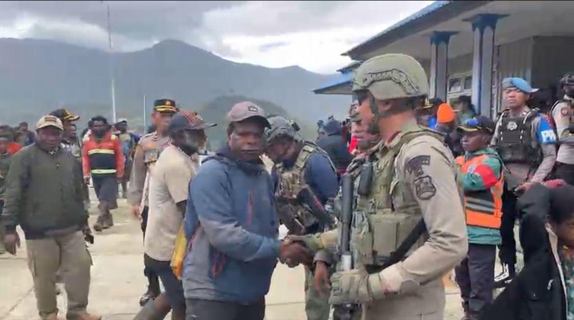 Aparat Gabungan Satgas Ops Damai Cartenz bersama Polres Puncak Amankan Aksi Masyarakat di Ilaga, Situasi Berlangsung Aman dan Kondusif