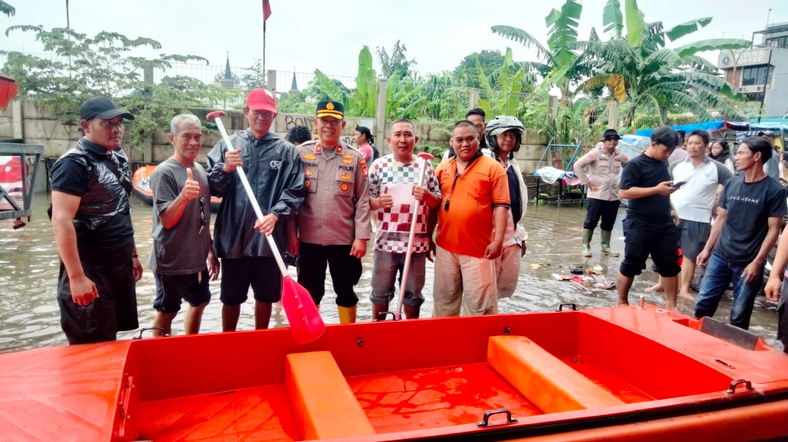 Kapolrestro Tangerang Kota Pimpin Penanganan Banjir, Polres Dirikan Posko Dan Dapur Umum