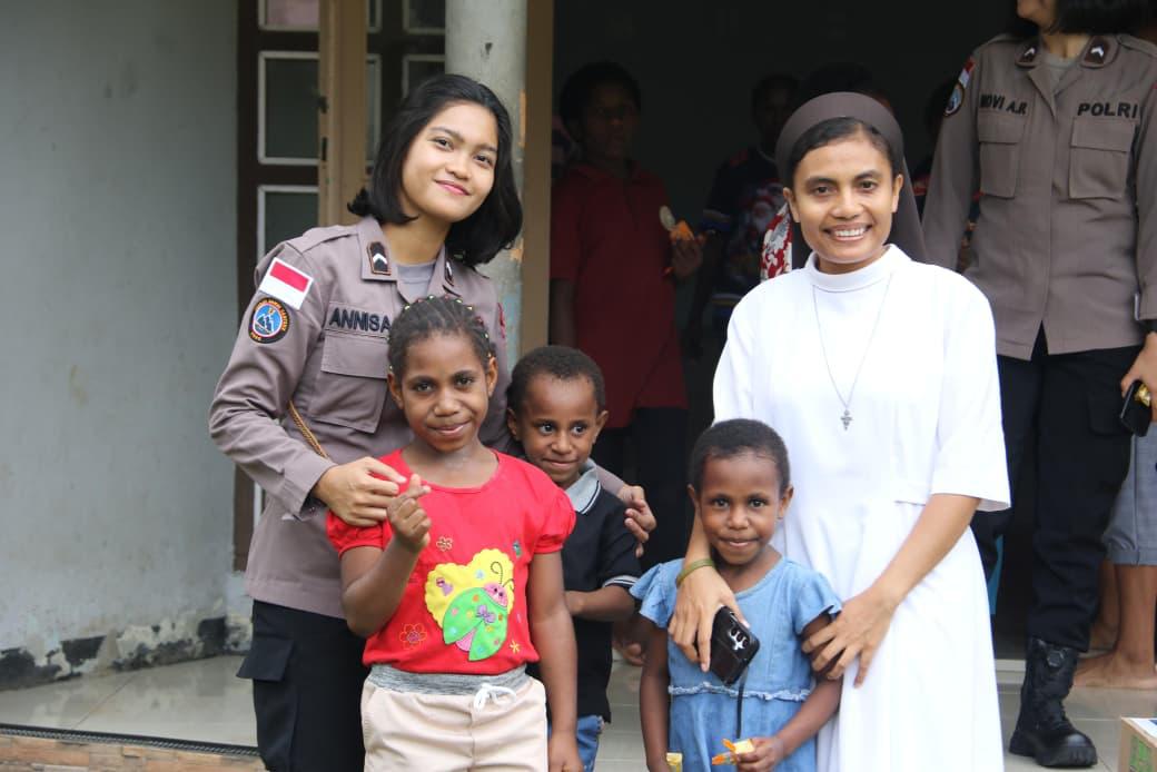 Satgas Ops Damai Cartenz Salurkan Bantuan Sosial, Hangatkan Hati Santri dan Anak Panti di Jayapura