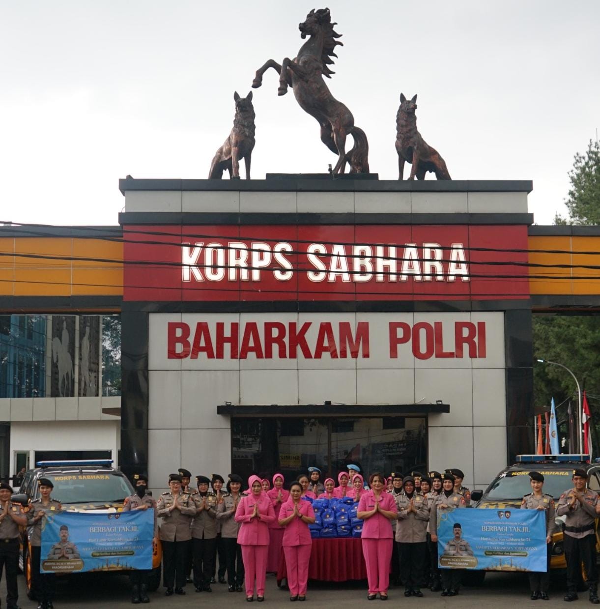 Sambut Hari Jadi ke-74, Korsabhara Baharkam Polri Bagikan 500 Paket Takjil di Depan Mako