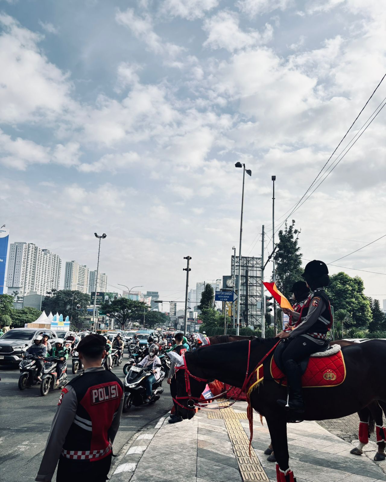 Pemandangan Tak Biasa di Margonda: Patroli Berkuda Ditpolsatwa Korps Sabhara Baharkam Polri Curi Perhatian Warga Depok