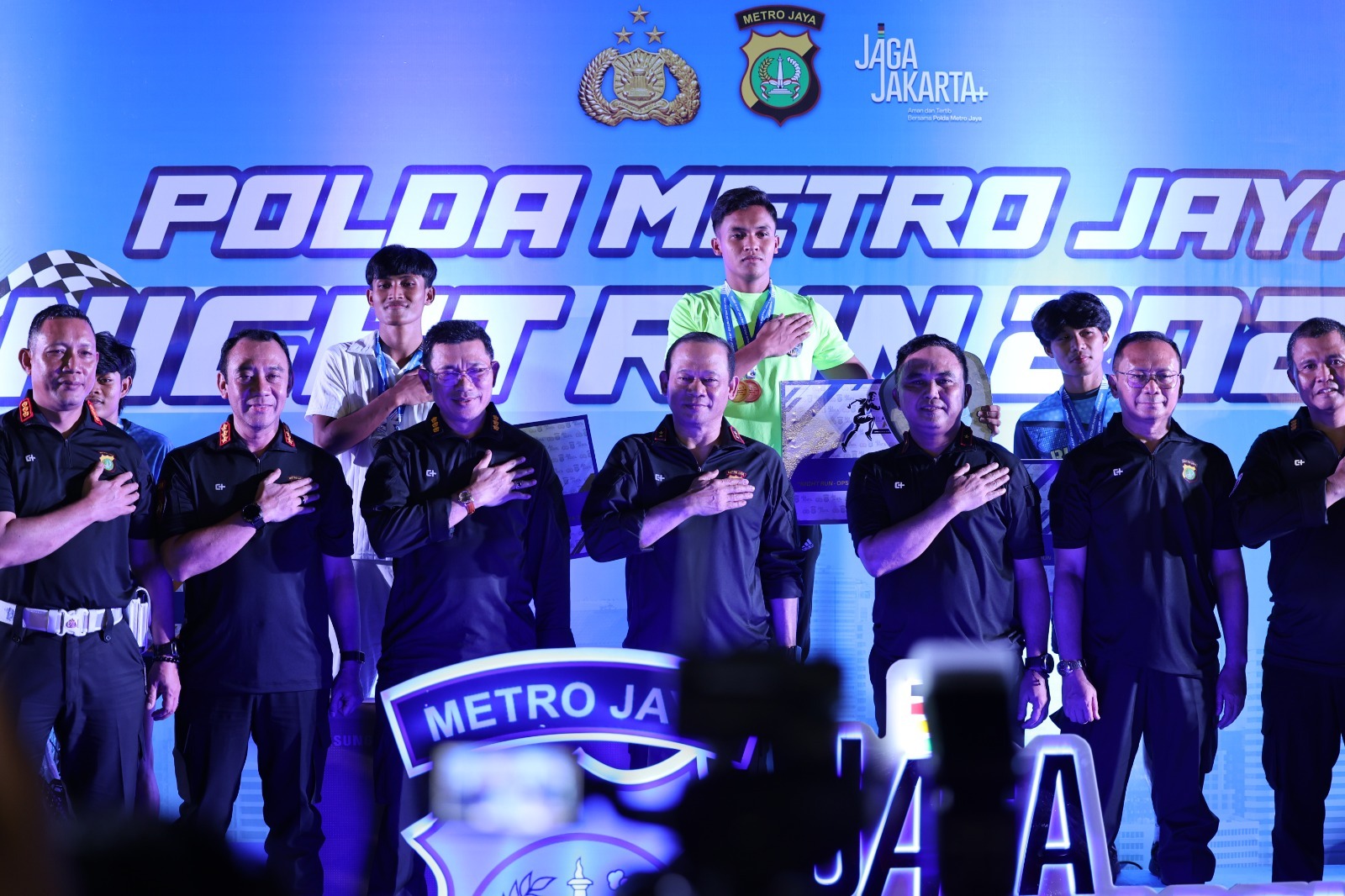 Meriah! Kapolda Metro Jaya Adakan Lomba Lari Malam di Kantor Polisi