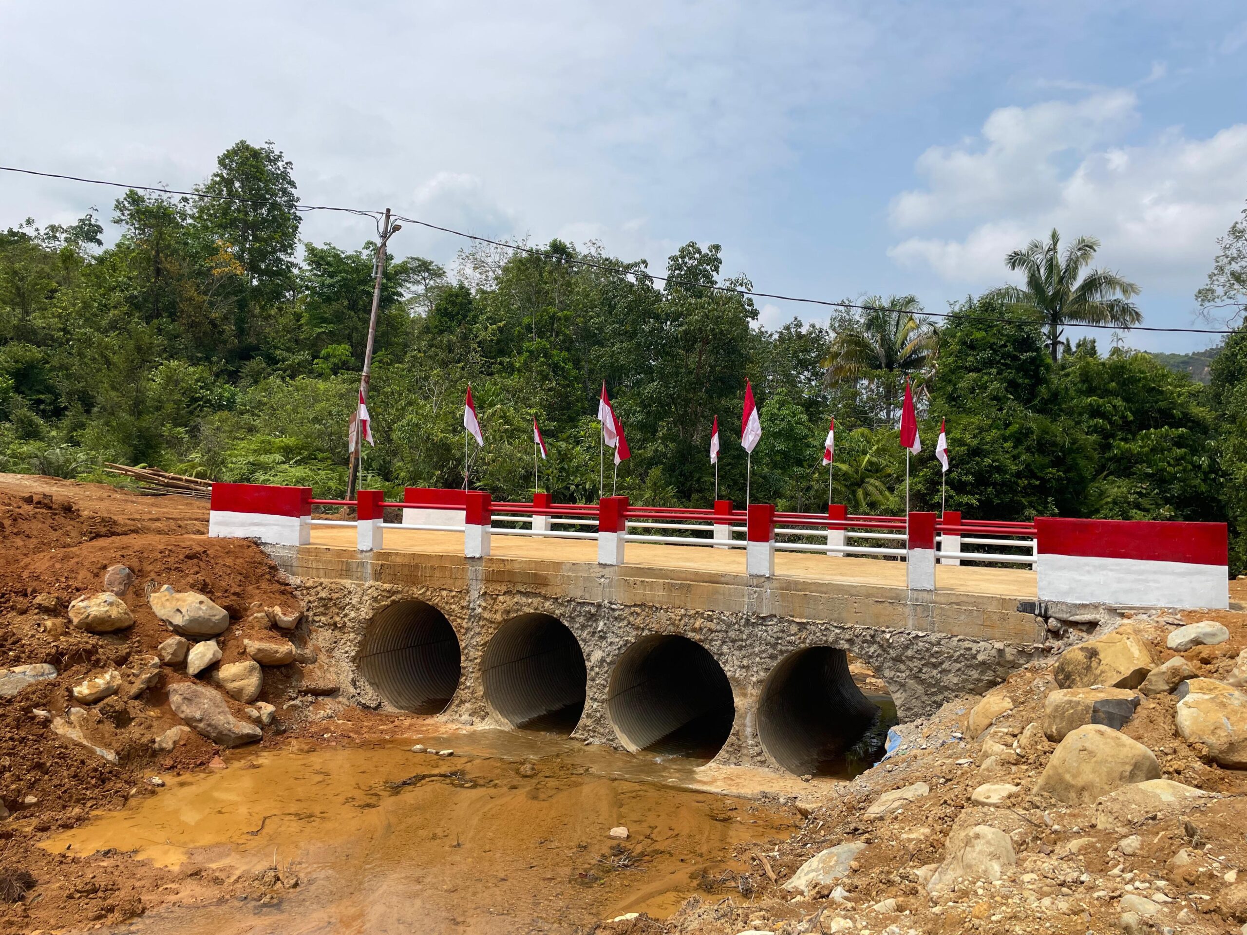 Jembatan Armco di Lambung Bukit Rampung, Mobilitas Warga Kian Mudah