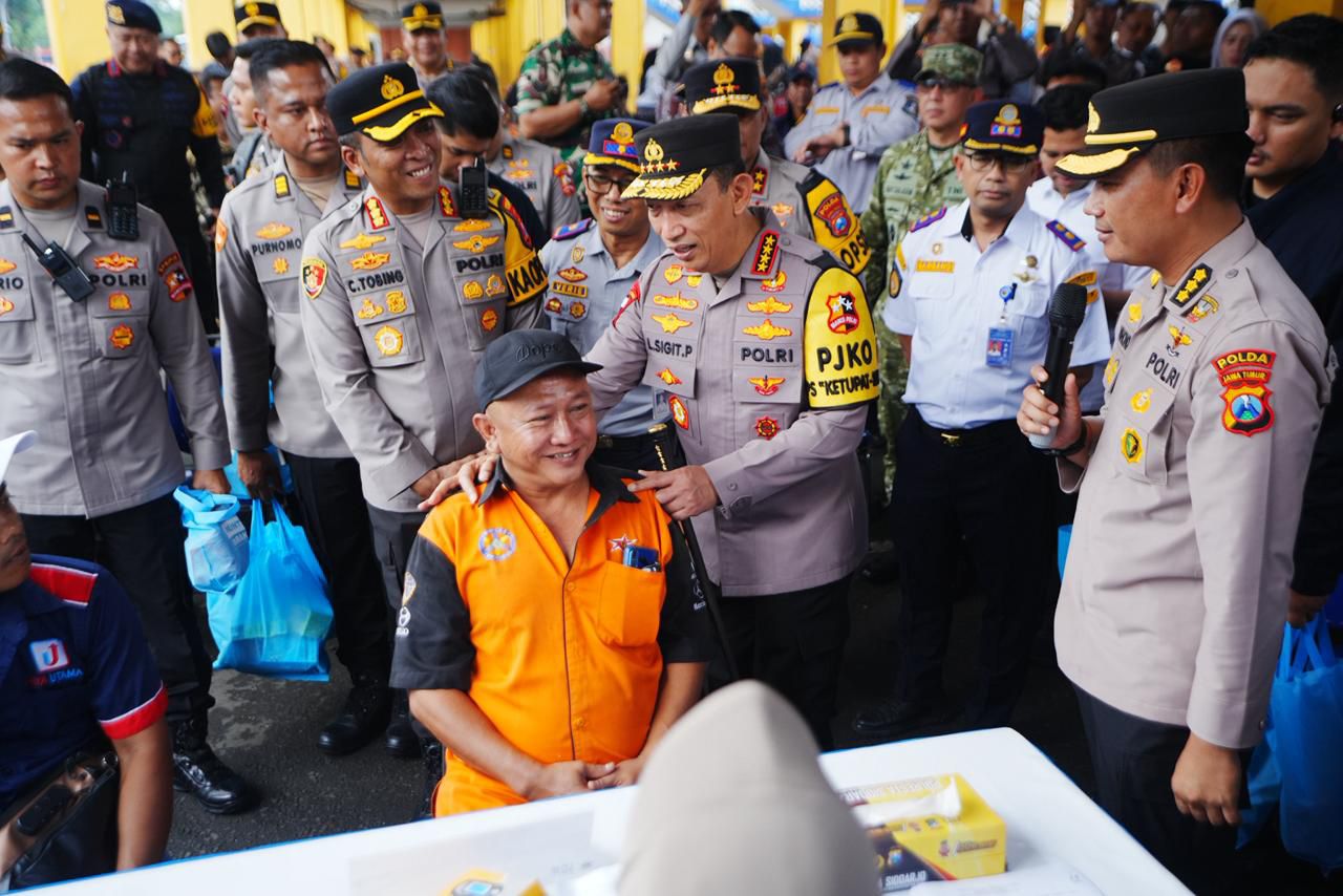 Tinjau Terminal Purabaya, Kapolri ke Sopir Bus: Hati-Hati dan Jaga Keselamatan Pemudik