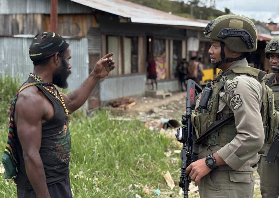 Patroli Humanis Ops Damai Cartenz Hadirkan Senyum dan Rasa Aman bagi Warga Sinak