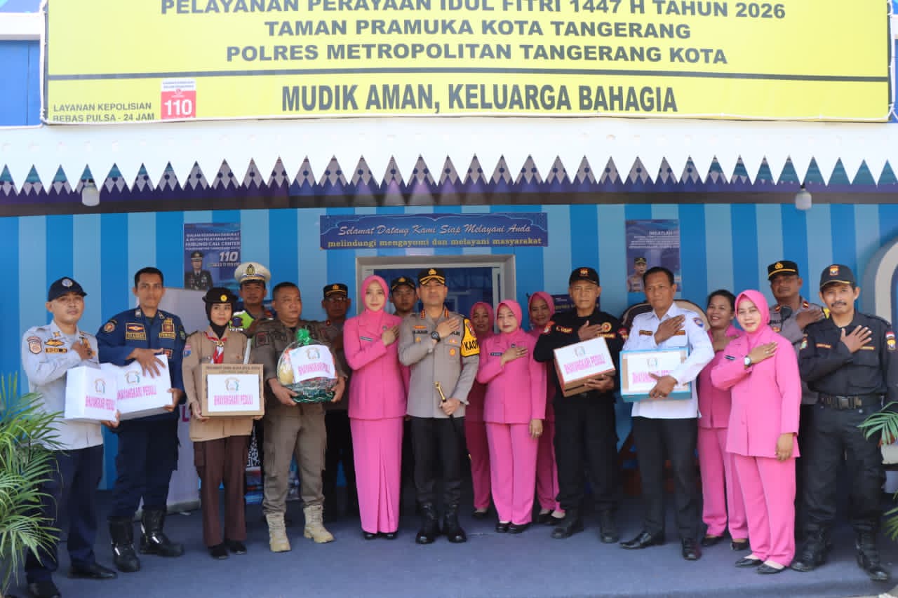 Kapolres Metro Tangerang Kota Cek Pos Pengamanan Mudik, Bhayangkari Turun Berbagi Kepedulian