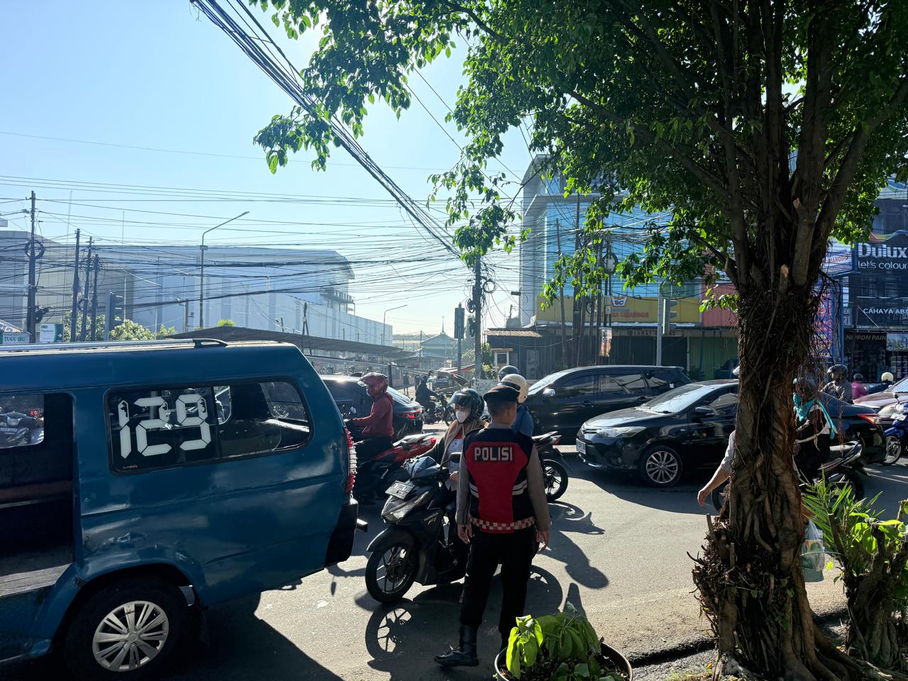 Wujudkan Kelancaran Arus Pagi, Personel Detasemen Perintis Korsabhara Baharkam Polri Siaga di Titik Rawan Kemacetan