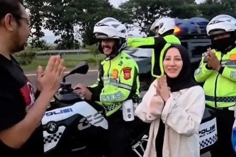 Tertinggal di Rest Area, Pemudik Asal Indramayu Diselamatkan Polisi dan Diantar Susul Keluarga