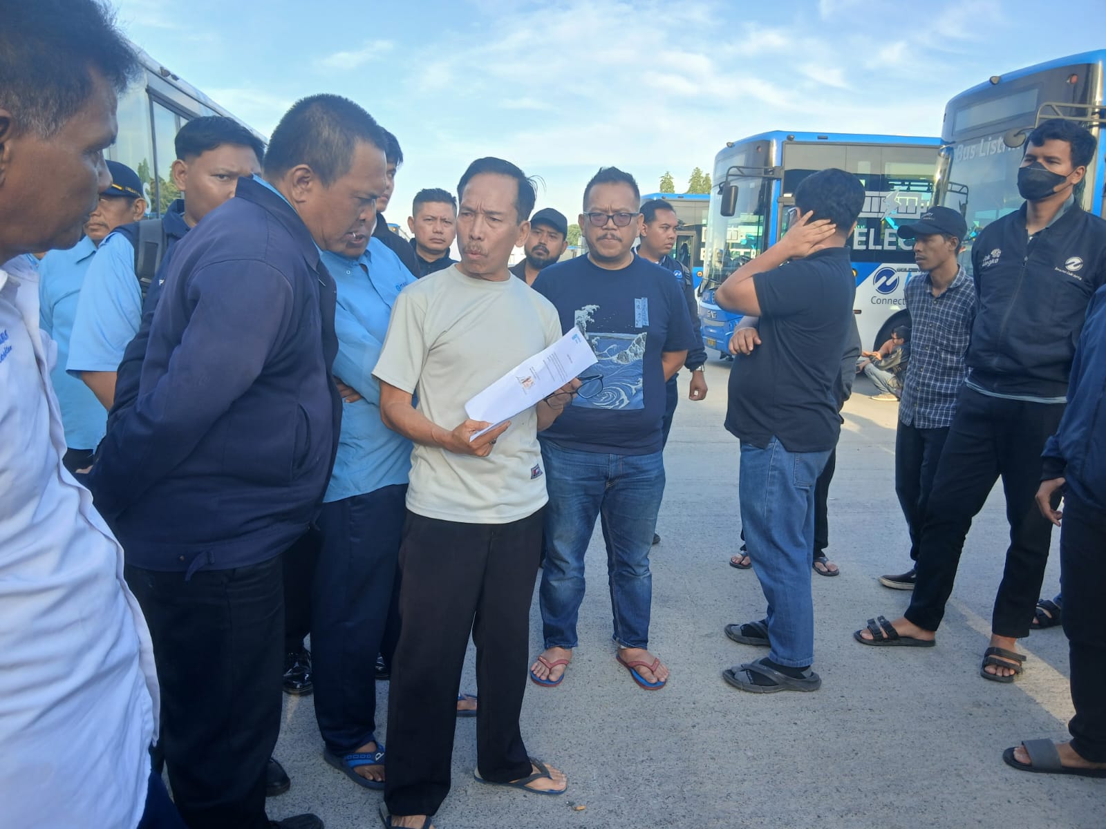 Ratusan Pramudi Transjakarta Operator Bianglala Metropolitan Mogok Kerja, Tuntut THR dan Penyesuaian UMR