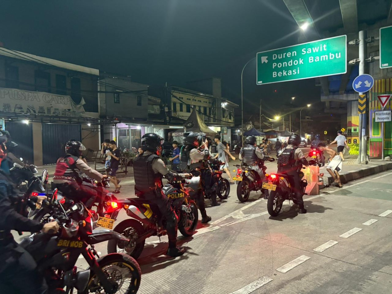 Patroli Brimob Metro Jaya Sisir Bassura-BKT Saat Sahur Terakhir Ramadan