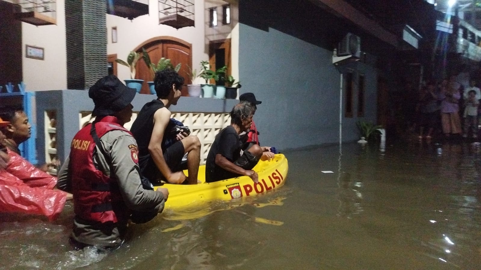 Banjir Capai 120 Cm di Ciracas, Personel Samapta PMJ Lakukan Evakuasi dan Siaga