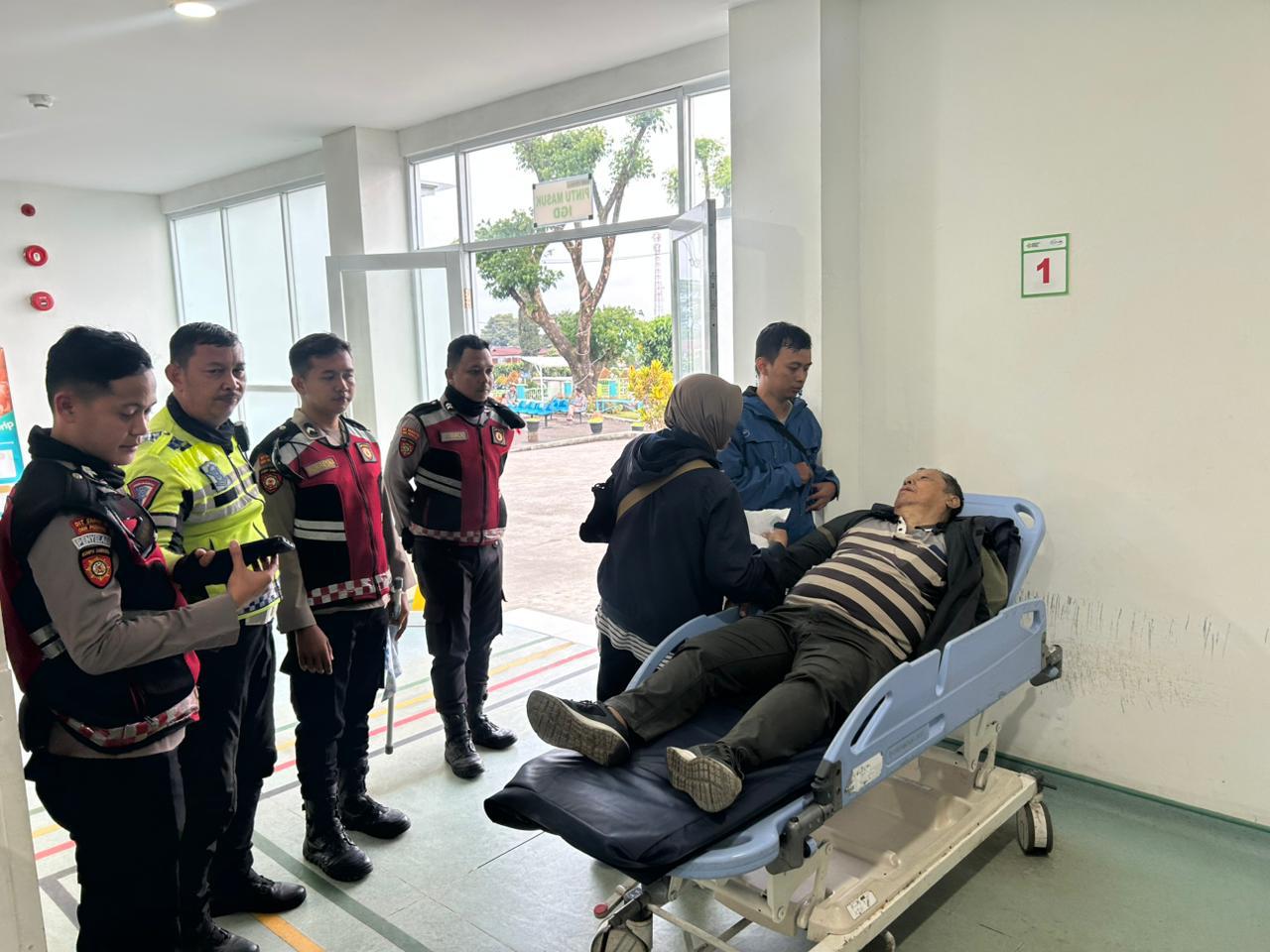 Aksi Heroik Personel Detasemen Perintis Baharkam Polri Selamatkan Lansia Muntah Darah di Jalur Puncak