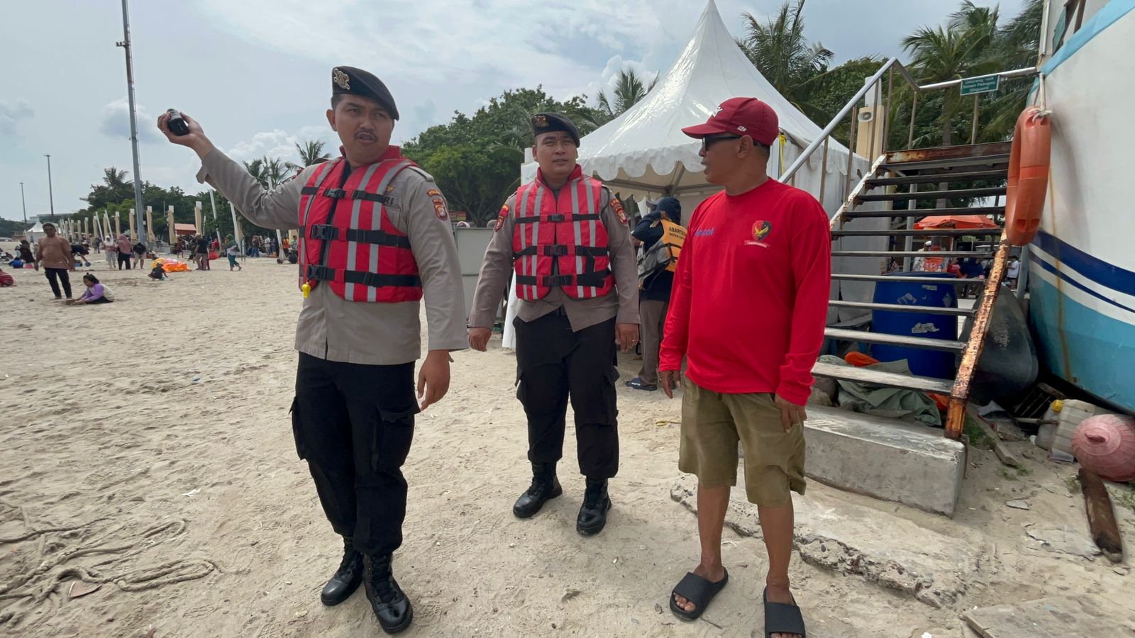 Patroli Siaga Bencana dan Pengamanan Wisata oleh Ditsamapta PMJ di Pantai Lagoon Ancol Berjalan Aman dan Kondusif