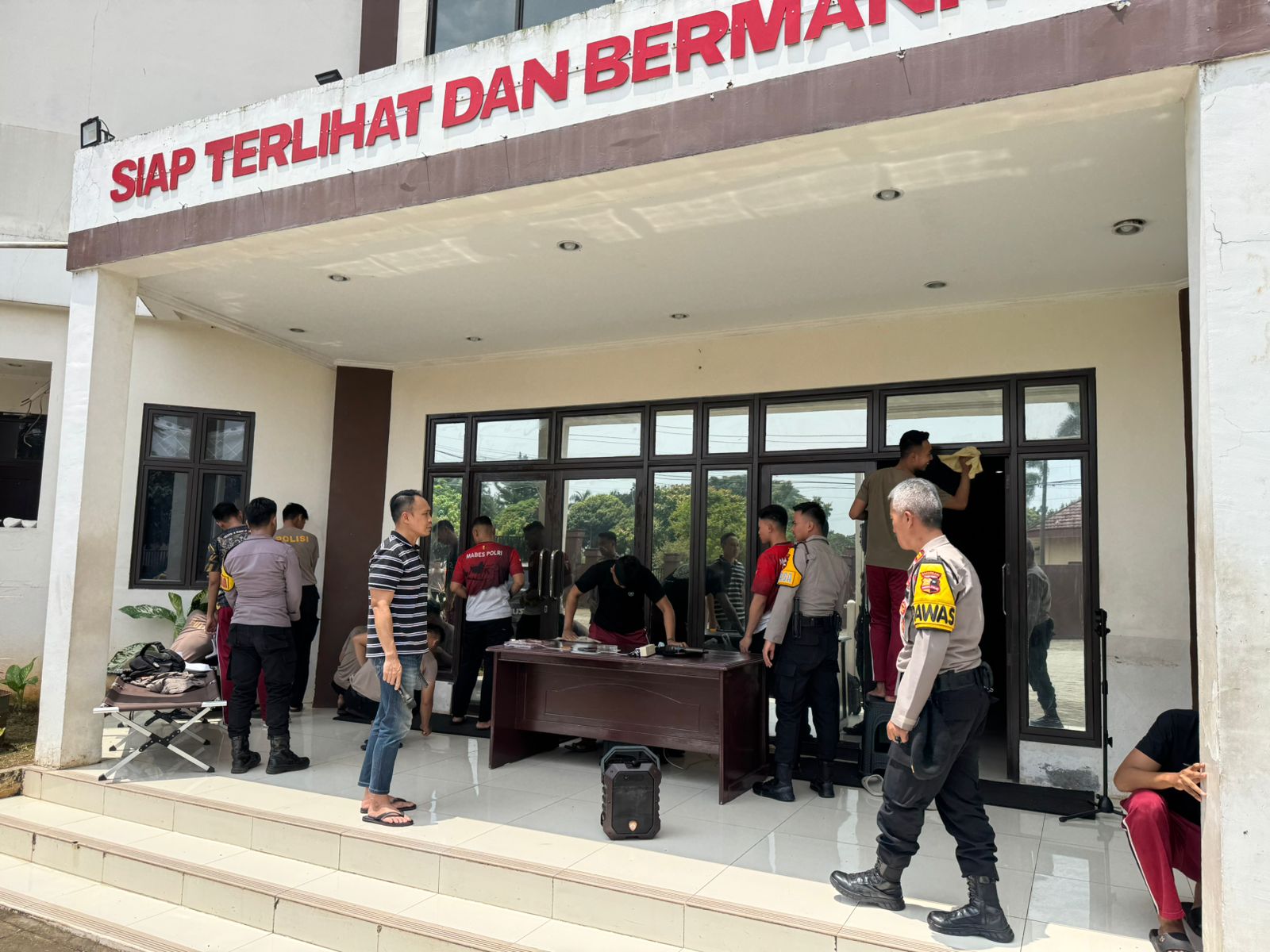 Mako Bersih Pelayanan Maksimal: Aksi Gotong Royong Personel Subden C Detasemen Perintis di Cikeas